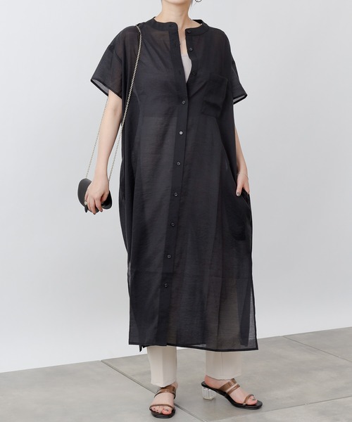 COLONY 2139（コロニートゥーワンスリーナイン）の「サステナブルシアーバンドカラーシャツワンピース（ワンピース・レディース・イエロー/ブラック/オフホワイト・MEDIUM/LARGE）」の9枚目の写真