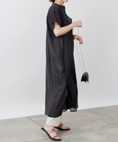 COLONY 2139（コロニートゥーワンスリーナイン）の「サステナブルシアーバンドカラーシャツワンピース（ワンピース・レディース・イエロー/ブラック/オフホワイト・MEDIUM/LARGE）」の10枚目の写真