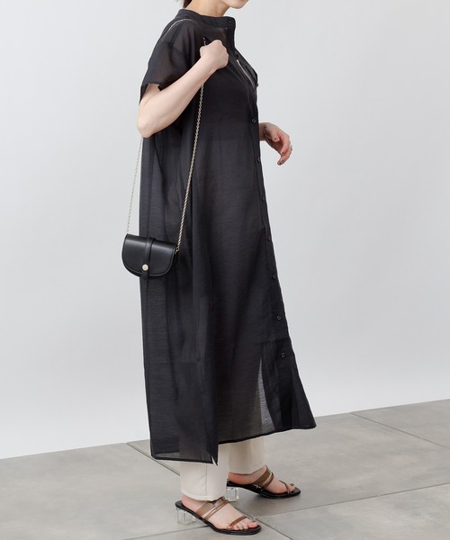 COLONY 2139（コロニートゥーワンスリーナイン）の「サステナブルシアーバンドカラーシャツワンピース（ワンピース・レディース・イエロー/ブラック/オフホワイト・MEDIUM/LARGE）」の11枚目の写真