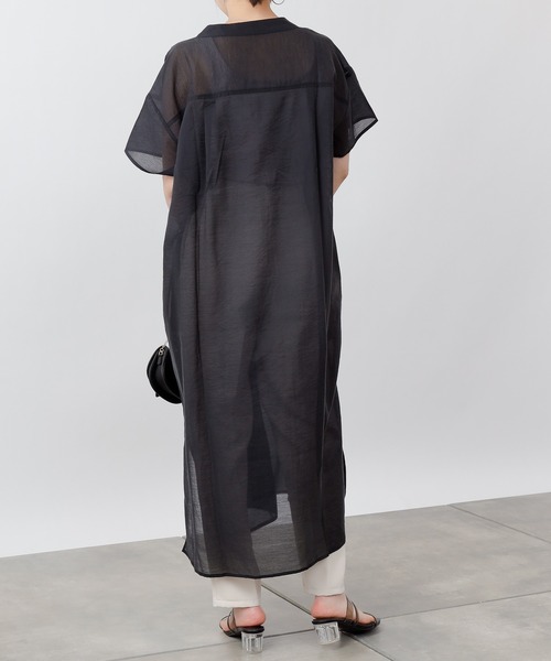 COLONY 2139（コロニートゥーワンスリーナイン）の「サステナブルシアーバンドカラーシャツワンピース（ワンピース・レディース・イエロー/ブラック/オフホワイト・MEDIUM/LARGE）」の13枚目の写真