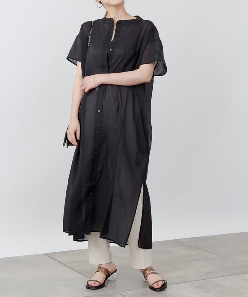 COLONY 2139（コロニートゥーワンスリーナイン）の「サステナブルシアーバンドカラーシャツワンピース（ワンピース・レディース・イエロー/ブラック/オフホワイト・MEDIUM/LARGE）」の14枚目の写真