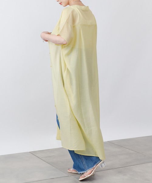COLONY 2139（コロニートゥーワンスリーナイン）の「サステナブルシアーバンドカラーシャツワンピース（ワンピース・レディース・イエロー/ブラック/オフホワイト・MEDIUM/LARGE）」の19枚目の写真