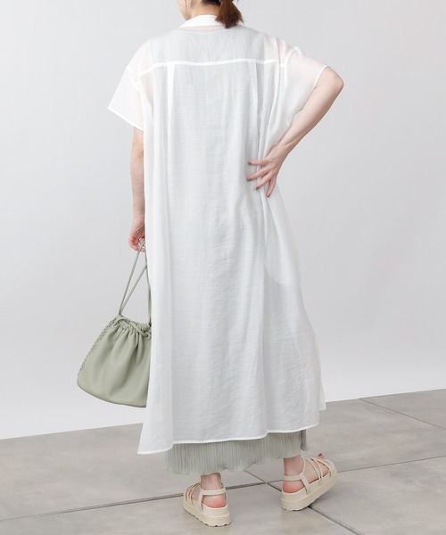 COLONY 2139（コロニートゥーワンスリーナイン）の「サステナブルシアーバンドカラーシャツワンピース（ワンピース・レディース・イエロー/ブラック/オフホワイト・MEDIUM/LARGE）」の6枚目の写真