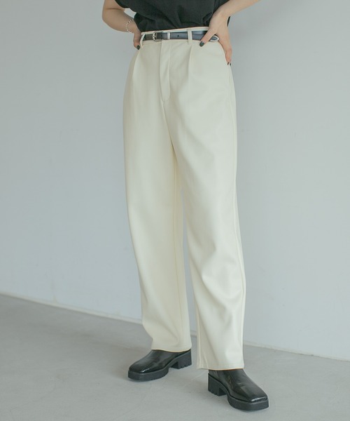 PAGEBOY（ページボーイ）の「フェイクレザーステッチパンツ（その他パンツ・レディース・ブラック/ブラウン系その他/アイボリー・SMALL/MEDIUM）」の2枚目の写真