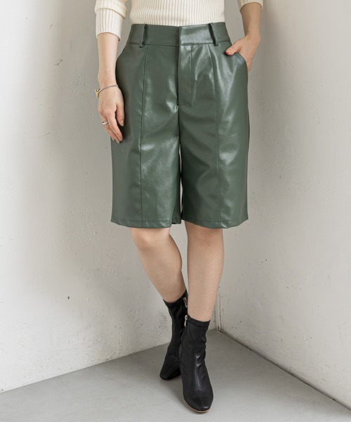prose verse(プロズヴェール)の「合皮センターシームショートパンツ(その他パンツ・レディース・ブラック/アイボリー/ダークグリーン・FREE)」の1枚目の写真