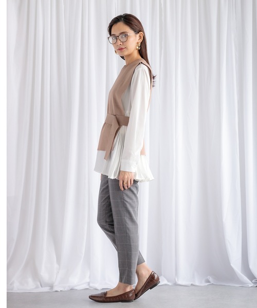 White Collection(ホワイトコレクション)の「【2021AW】サイドプリーツデザインブラウス&ベルト付きニットベスト・セットアンサンブル(ニット/セーター・レディース・ブラック/グレー/キャメル・FREE)」の4枚目の写真