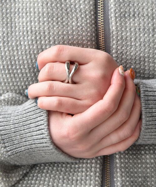 SHIPS(シップス)の「【WEB限定】SHIPS: デザイン リング(リング・メンズ・ストーン/ライトホワイト/オフホワイト/ホワイト系その他/ホワイト・ONE SIZE)」の2枚目の写真