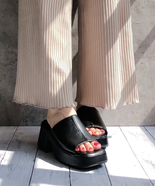 Noubel Voug Relax（ヌーベルヴォーグリラックス）の「バルキーヒールサンダル（サンダル・レディース・ホワイト/ブラック/ベージュ・LL/S/M/L）」の2枚目の写真