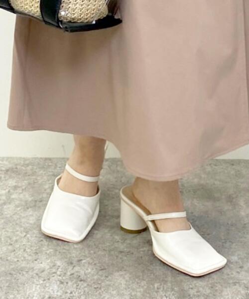 INGNI（イング）の「スクエアトゥミュールサンダル（サンダル・レディース・ベージュ/オフホワイト/ブラック・M/L）」の2枚目の写真