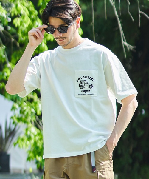 ADPOSION（アドポーション）の「【JIMNY×WILDERNESS EXPERIENCE】 別注グラフィックプリントTシャツ（Tシャツ/カットソー・メンズ・ホワイト系1/ホワイト系2/ホワイト系3/ブラック系1/ブラック系2/ブラック系3/グリーン系1/グリーン系2/グリーン系3・MEDIUM/LARGE/X-LARGE）」の2枚目の写真