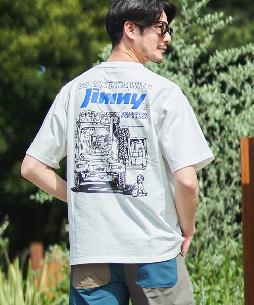 ADPOSION（アドポーション）の「【JIMNY×WILDERNESS EXPERIENCE】 別注グラフィックプリントTシャツ（Tシャツ/カットソー・メンズ・ホワイト系1/ホワイト系2/ホワイト系3/ブラック系1/ブラック系2/ブラック系3/グリーン系1/グリーン系2/グリーン系3・MEDIUM/LARGE/X-LARGE）」の3枚目の写真