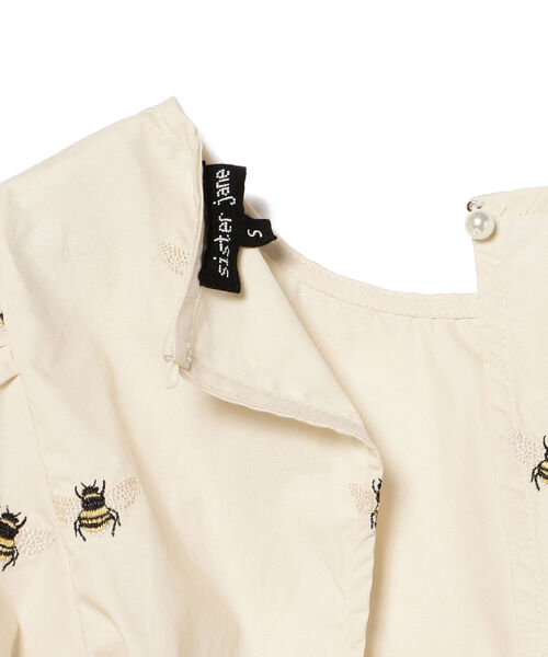 Ray BEAMS(レイビームス)の「sister jane / Humble Bee Embroidered Top(シャツ/ブラウス・レディース・ベージュ・SMALL)」の7枚目の写真