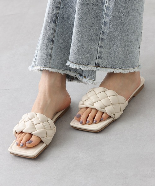 COLONY 2139（コロニートゥーワンスリーナイン）の「編み込みフラットサンダル（サンダル・レディース・ブラック/アイボリー・22.5/24.5/23.5）」の2枚目の写真