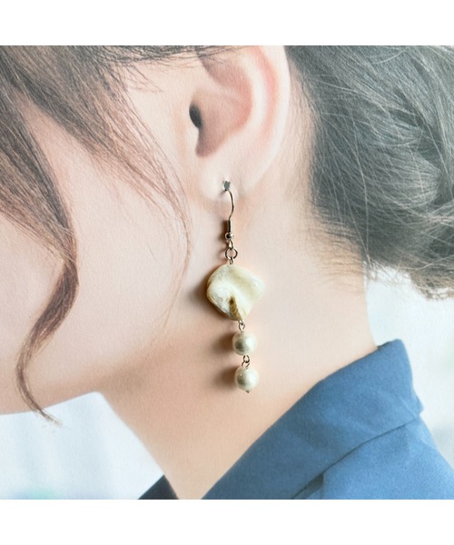 tone(トーン)の「【-lensa-】輝くシェルの個性派ピアス(MA)(ピアス(両耳用)・レディース・ホワイト・FREE)」の6枚目の写真