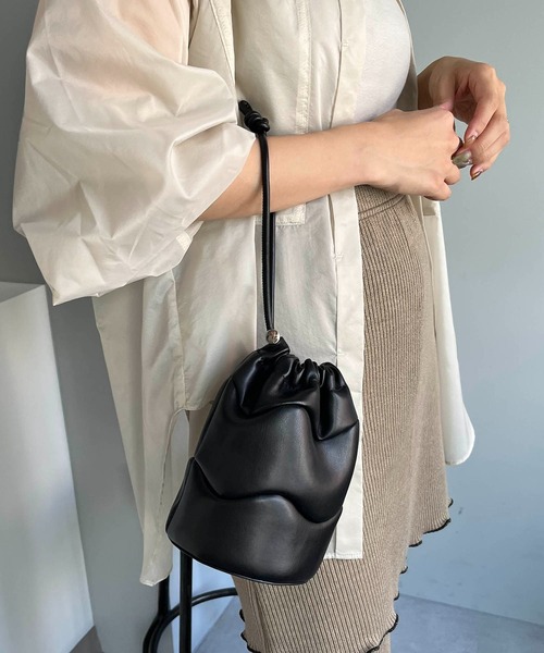 CAPRICIEUX LE'MAGE（カプリシューレマージュ）の「ウェービー巾着バッグ（ハンドバッグ・レディース・ホワイト/ブラック・FREE）」の2枚目の写真