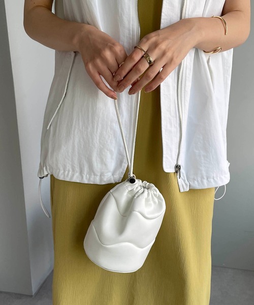 CAPRICIEUX LE'MAGE（カプリシューレマージュ）の「ウェービー巾着バッグ（ハンドバッグ・レディース・ホワイト/ブラック・FREE）」の5枚目の写真