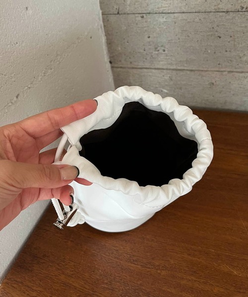 CAPRICIEUX LE'MAGE（カプリシューレマージュ）の「ウェービー巾着バッグ（ハンドバッグ・レディース・ホワイト/ブラック・FREE）」の13枚目の写真