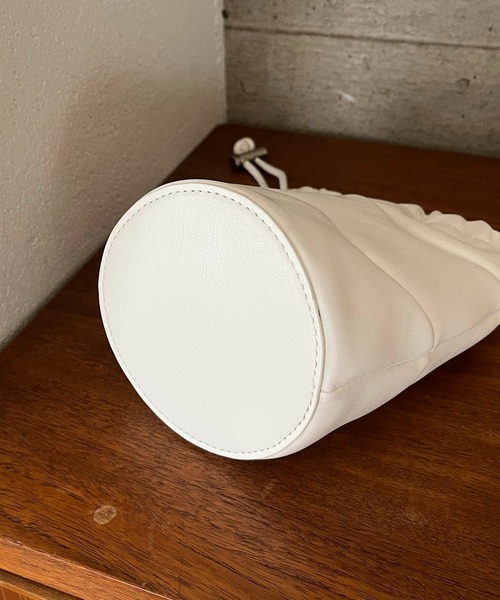 CAPRICIEUX LE'MAGE（カプリシューレマージュ）の「ウェービー巾着バッグ（ハンドバッグ・レディース・ホワイト/ブラック・FREE）」の11枚目の写真