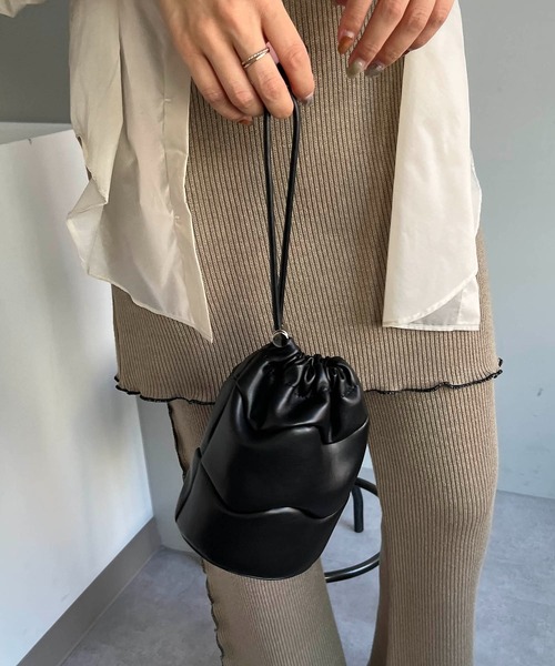 CAPRICIEUX LE'MAGE（カプリシューレマージュ）の「ウェービー巾着バッグ（ハンドバッグ・レディース・ホワイト/ブラック・FREE）」の7枚目の写真