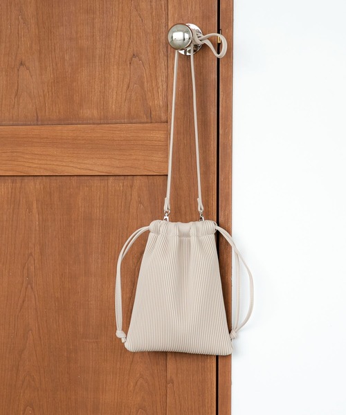 LAKOLE（ラコレ）の「プリーツ巾着2WAYバッグ / 177661（ショルダーバッグ・レディース・ブラック/シルバー/ライトグリーン/グレイッシュベージュ/オレンジ/ピンク/イエロー・FREE）」の3枚目の写真