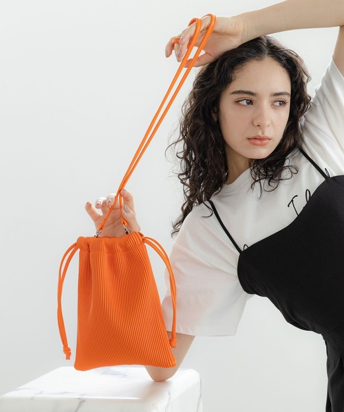 LAKOLE（ラコレ）の「プリーツ巾着2WAYバッグ / 177661（ショルダーバッグ・レディース・ブラック/シルバー/ライトグリーン/グレイッシュベージュ/オレンジ/ピンク/イエロー・FREE）」の6枚目の写真