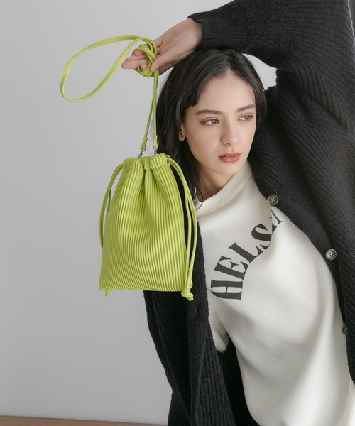 LAKOLE（ラコレ）の「プリーツ巾着2WAYバッグ / 177661（ショルダーバッグ・レディース・ブラック/シルバー/ライトグリーン/グレイッシュベージュ/オレンジ/ピンク/イエロー・FREE）」の4枚目の写真