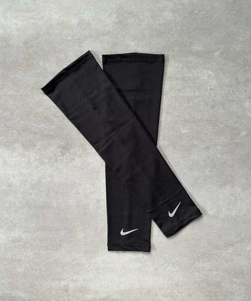 NIKE（ナイキ）の「NIKE(ナイキ)/アームカバー スウッシュ ライトウェイト ドライフィット ランニングスリーブ 2.0（スポーツグッズ・メンズ・ブラック/ホワイト・M/L）」の7枚目の写真