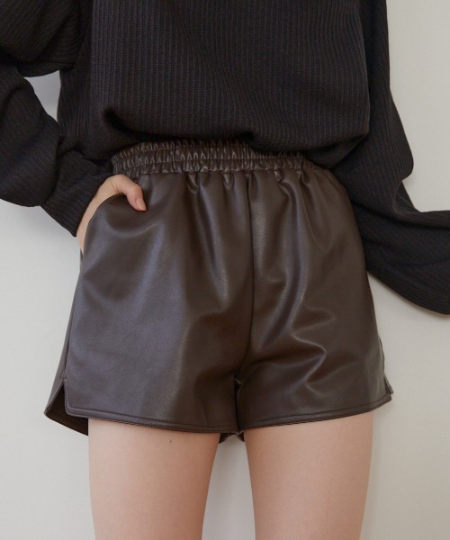 ACYM(アシーム)の「Relax leather short パンツ(その他パンツ・レディース・アイボリー/ブラウン・FREE)」の2枚目の写真
