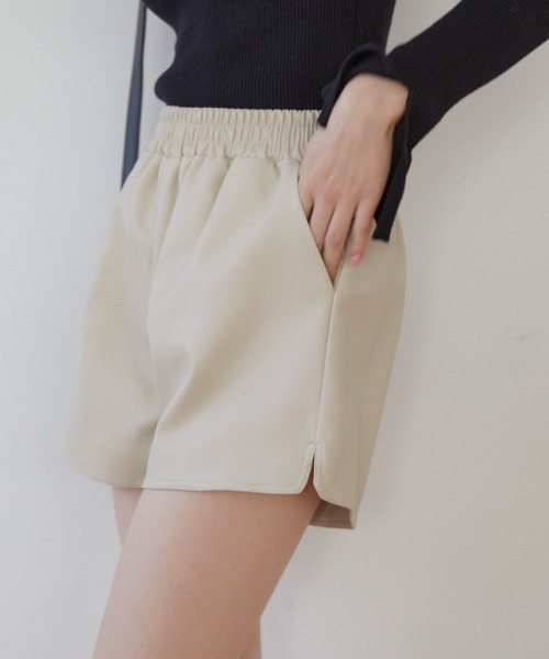 ACYM(アシーム)の「Relax leather short パンツ(その他パンツ・レディース・アイボリー/ブラウン・FREE)」の5枚目の写真