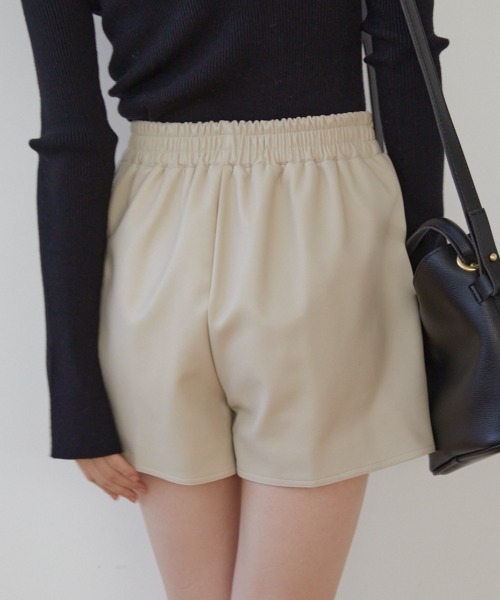 ACYM(アシーム)の「Relax leather short パンツ(その他パンツ・レディース・アイボリー/ブラウン・FREE)」の6枚目の写真