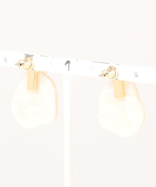 tone(トーン)の「【KuKuLu TOKYO】メタル × カラー ニュアンス クロス ピアス(ニッケルフリー)(ピアス(両耳用)・レディース・グリーン/アイボリー/ブラウン系その他/ブラック/パープル・FREE)」の6枚目の写真