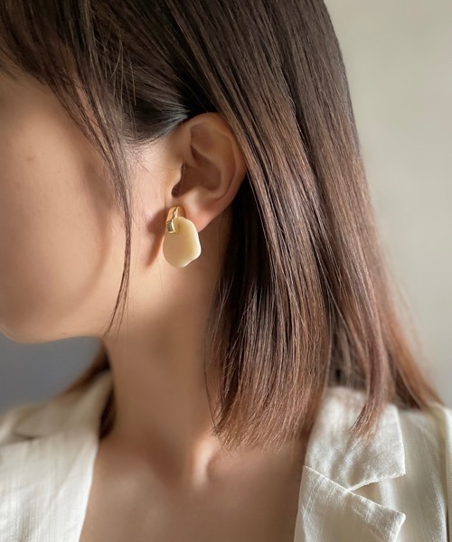 tone(トーン)の「【KuKuLu TOKYO】メタル × カラー ニュアンス クロス ピアス(ニッケルフリー)(ピアス(両耳用)・レディース・グリーン/アイボリー/ブラウン系その他/ブラック/パープル・FREE)」の4枚目の写真