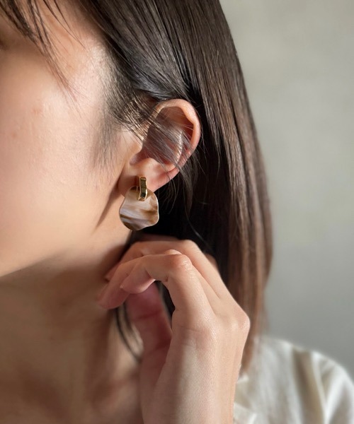 tone(トーン)の「【KuKuLu TOKYO】メタル × カラー ニュアンス クロス ピアス(ニッケルフリー)(ピアス(両耳用)・レディース・グリーン/アイボリー/ブラウン系その他/ブラック/パープル・FREE)」の3枚目の写真