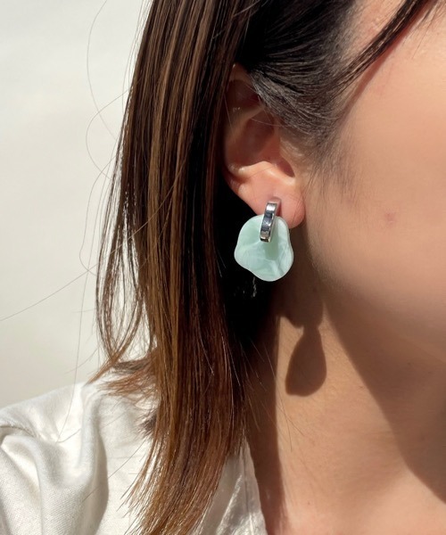 tone(トーン)の「【KuKuLu TOKYO】メタル × カラー ニュアンス クロス ピアス(ニッケルフリー)(ピアス(両耳用)・レディース・グリーン/アイボリー/ブラウン系その他/ブラック/パープル・FREE)」の1枚目の写真