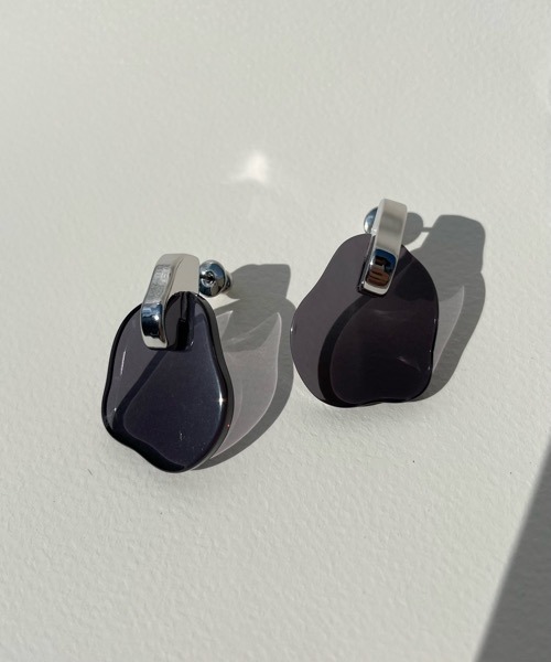 tone(トーン)の「【KuKuLu TOKYO】メタル × カラー ニュアンス クロス ピアス(ニッケルフリー)(ピアス(両耳用)・レディース・グリーン/アイボリー/ブラウン系その他/ブラック/パープル・FREE)」の2枚目の写真