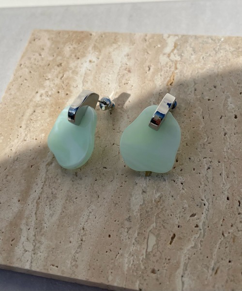 tone(トーン)の「【KuKuLu TOKYO】メタル × カラー ニュアンス クロス ピアス(ニッケルフリー)(ピアス(両耳用)・レディース・グリーン/アイボリー/ブラウン系その他/ブラック/パープル・FREE)」の17枚目の写真