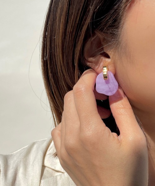 tone(トーン)の「【KuKuLu TOKYO】メタル × カラー ニュアンス クロス ピアス(ニッケルフリー)(ピアス(両耳用)・レディース・グリーン/アイボリー/ブラウン系その他/ブラック/パープル・FREE)」の7枚目の写真