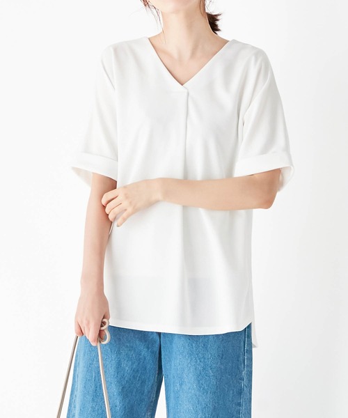 Viola e Viola(ヴィオラエヴィオラ)の「すっきりVネックTシャツブラウス(Tシャツ/カットソー・レディース・カーキ/オフホワイト/ブルー/グレイッシュブルー/ピンク/サンドグレー/ネイビー/ブラック/ブルーグリーン・X-LARGE/XX-LARGE/MEDIUM/LARGE)」の2枚目の写真