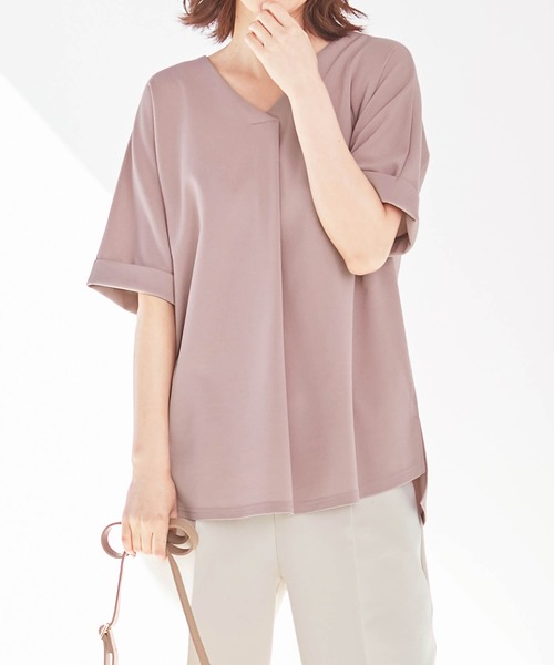 Viola e Viola(ヴィオラエヴィオラ)の「すっきりVネックTシャツブラウス(Tシャツ/カットソー・レディース・カーキ/オフホワイト/ブルー/グレイッシュブルー/ピンク/サンドグレー/ネイビー/ブラック/ブルーグリーン・X-LARGE/XX-LARGE/MEDIUM/LARGE)」の9枚目の写真
