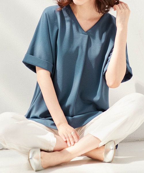 Viola e Viola(ヴィオラエヴィオラ)の「すっきりVネックTシャツブラウス(Tシャツ/カットソー・レディース・カーキ/オフホワイト/ブルー/グレイッシュブルー/ピンク/サンドグレー/ネイビー/ブラック/ブルーグリーン・X-LARGE/XX-LARGE/MEDIUM/LARGE)」の8枚目の写真