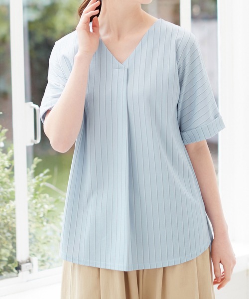 Viola e Viola(ヴィオラエヴィオラ)の「すっきりVネックTシャツブラウス(Tシャツ/カットソー・レディース・カーキ/オフホワイト/ブルー/グレイッシュブルー/ピンク/サンドグレー/ネイビー/ブラック/ブルーグリーン・X-LARGE/XX-LARGE/MEDIUM/LARGE)」の1枚目の写真