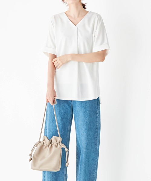 Viola e Viola(ヴィオラエヴィオラ)の「すっきりVネックTシャツブラウス(Tシャツ/カットソー・レディース・カーキ/オフホワイト/ブルー/グレイッシュブルー/ピンク/サンドグレー/ネイビー/ブラック/ブルーグリーン・X-LARGE/XX-LARGE/MEDIUM/LARGE)」の12枚目の写真