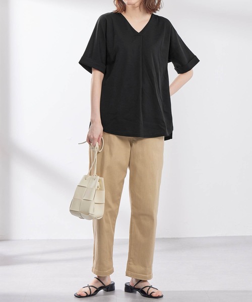 Viola e Viola(ヴィオラエヴィオラ)の「すっきりVネックTシャツブラウス(Tシャツ/カットソー・レディース・カーキ/オフホワイト/ブルー/グレイッシュブルー/ピンク/サンドグレー/ネイビー/ブラック/ブルーグリーン・X-LARGE/XX-LARGE/MEDIUM/LARGE)」の14枚目の写真