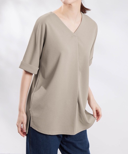 Viola e Viola(ヴィオラエヴィオラ)の「すっきりVネックTシャツブラウス(Tシャツ/カットソー・レディース・カーキ/オフホワイト/ブルー/グレイッシュブルー/ピンク/サンドグレー/ネイビー/ブラック/ブルーグリーン・X-LARGE/XX-LARGE/MEDIUM/LARGE)」の15枚目の写真