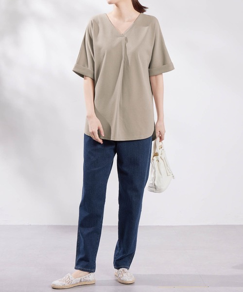 Viola e Viola(ヴィオラエヴィオラ)の「すっきりVネックTシャツブラウス(Tシャツ/カットソー・レディース・カーキ/オフホワイト/ブルー/グレイッシュブルー/ピンク/サンドグレー/ネイビー/ブラック/ブルーグリーン・X-LARGE/XX-LARGE/MEDIUM/LARGE)」の16枚目の写真