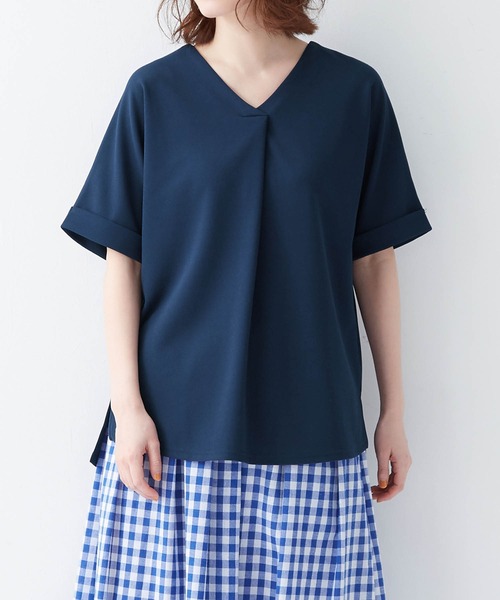 Viola e Viola(ヴィオラエヴィオラ)の「すっきりVネックTシャツブラウス(Tシャツ/カットソー・レディース・カーキ/オフホワイト/ブルー/グレイッシュブルー/ピンク/サンドグレー/ネイビー/ブラック/ブルーグリーン・X-LARGE/XX-LARGE/MEDIUM/LARGE)」の17枚目の写真