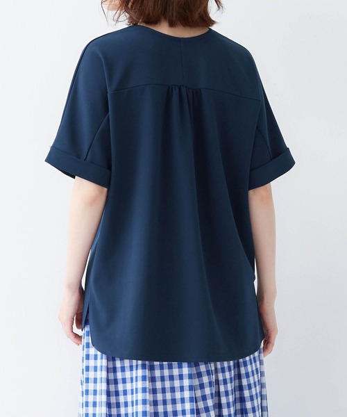 Viola e Viola(ヴィオラエヴィオラ)の「すっきりVネックTシャツブラウス(Tシャツ/カットソー・レディース・カーキ/オフホワイト/ブルー/グレイッシュブルー/ピンク/サンドグレー/ネイビー/ブラック/ブルーグリーン・X-LARGE/XX-LARGE/MEDIUM/LARGE)」の18枚目の写真