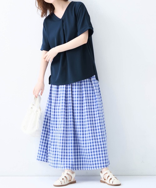 Viola e Viola(ヴィオラエヴィオラ)の「すっきりVネックTシャツブラウス(Tシャツ/カットソー・レディース・カーキ/オフホワイト/ブルー/グレイッシュブルー/ピンク/サンドグレー/ネイビー/ブラック/ブルーグリーン・X-LARGE/XX-LARGE/MEDIUM/LARGE)」の19枚目の写真
