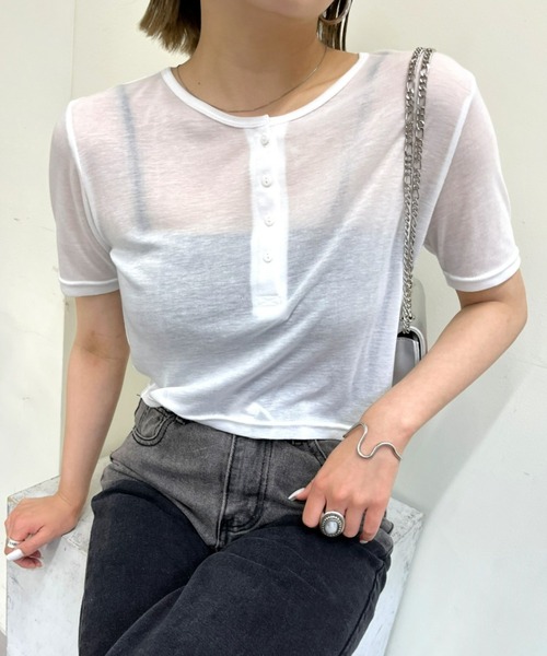 WHO'S WHO gallery(フーズフーギャラリー)の「シアーヘンリーTEE(Tシャツ/カットソー・レディース・ホワイト/ピンク/ブラック・FREE)」の2枚目の写真