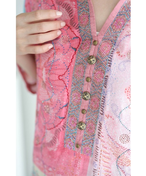 cawaii(カワイイ)の「ビジューがキラキラ輝くエスニック調シアーブラウストップス(シャツ/ブラウス・レディース・ピンク・FREE)」の8枚目の写真